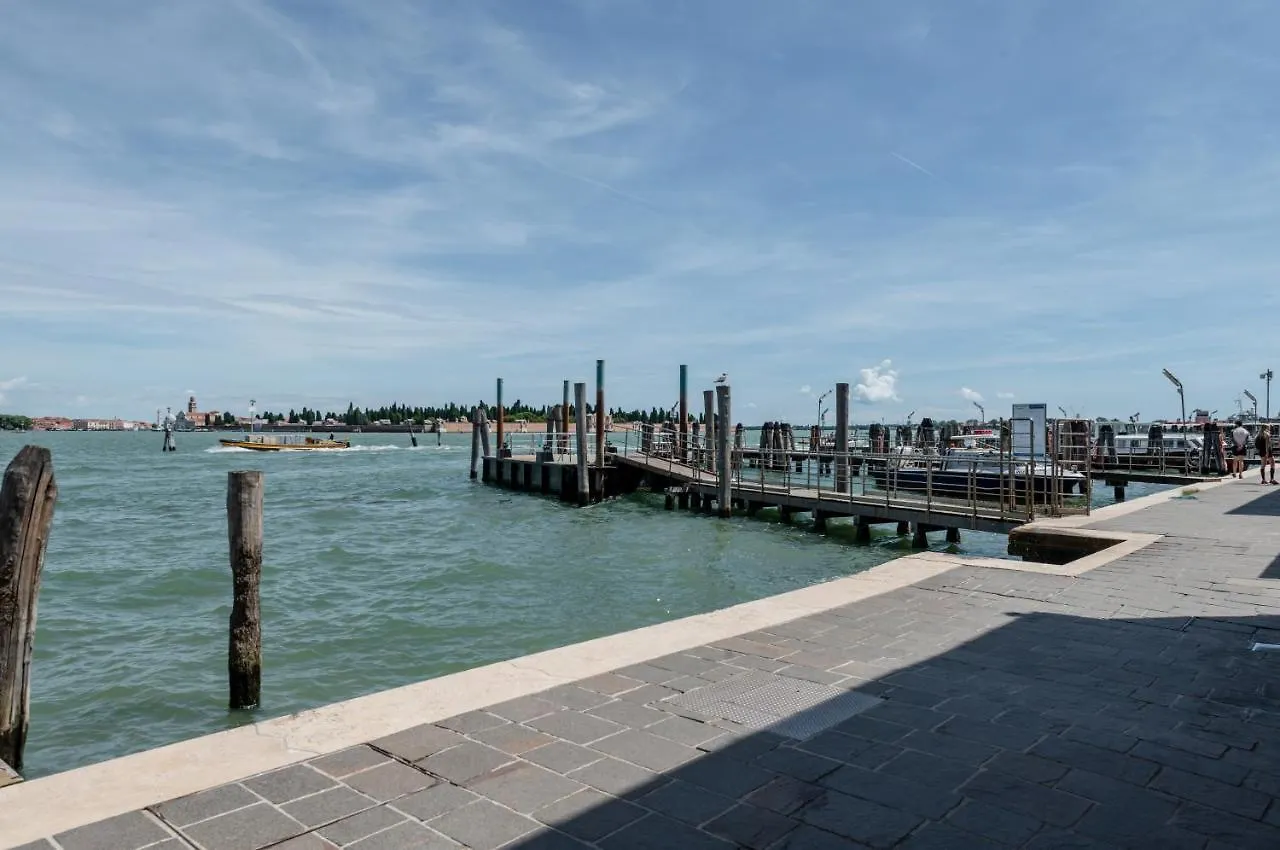 Lovely & Roomy Venetian Apartment X5!