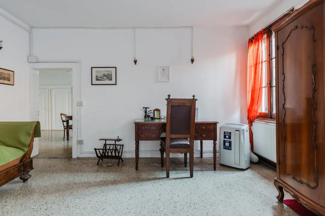 Lovely & Roomy Venetian Apartment X5!