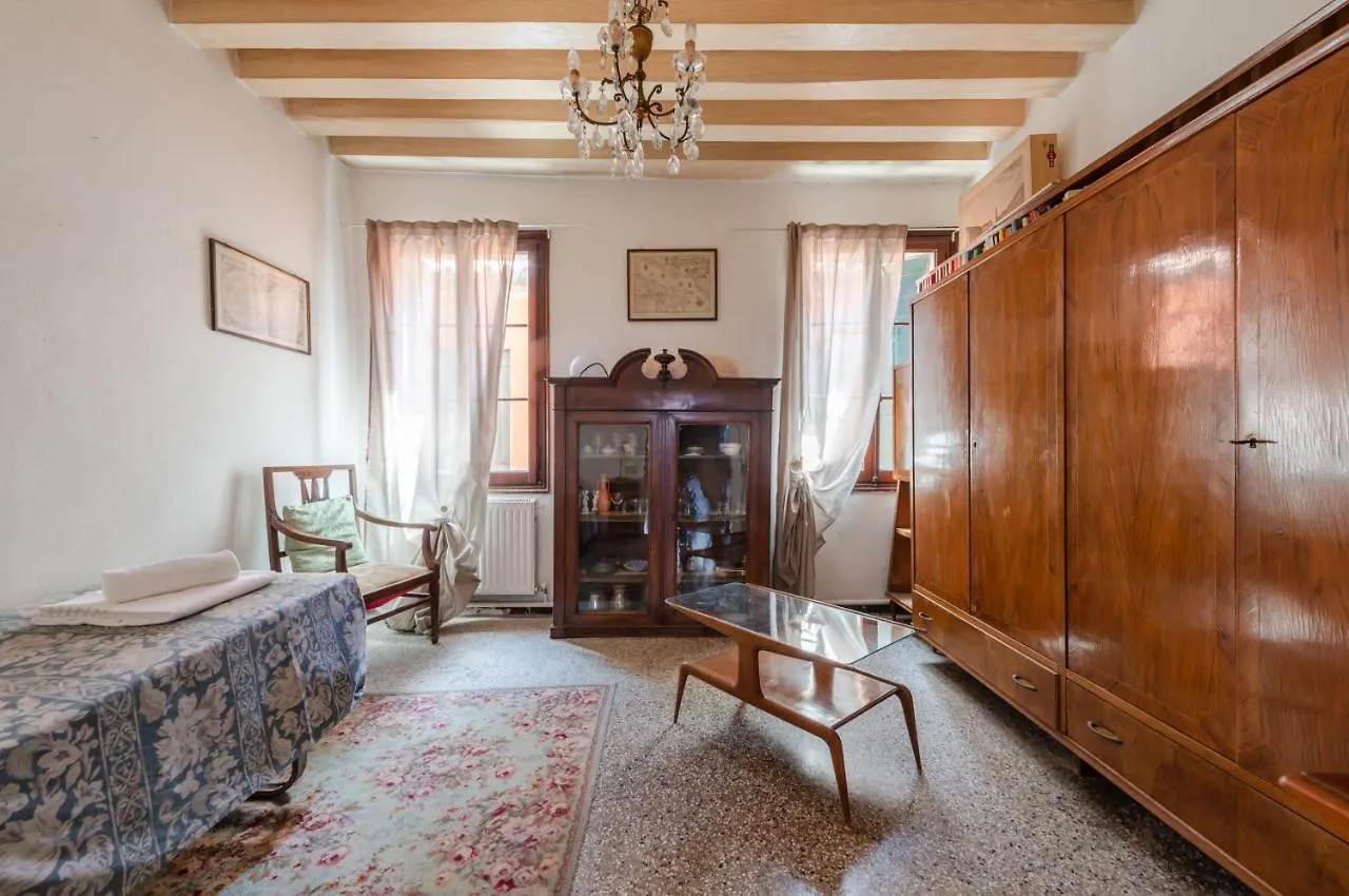 Lovely & Roomy Venetian Apartment X5! 0*, Venice