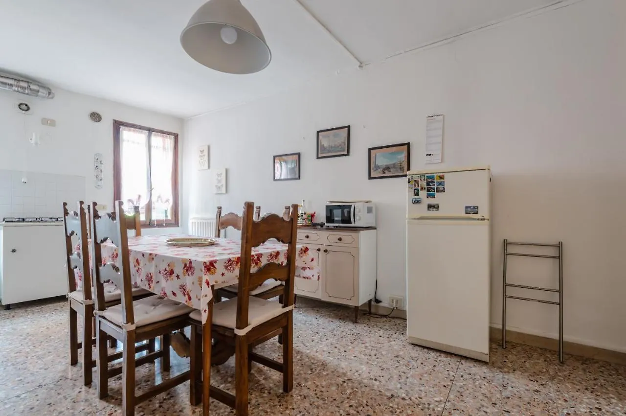 Lovely & Roomy Venetian Apartment X5! 0*, Venice Italy