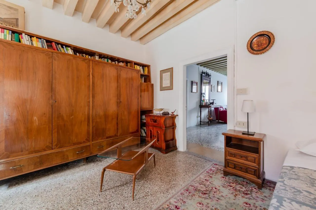 Lovely & Roomy Venetian Apartment X5!