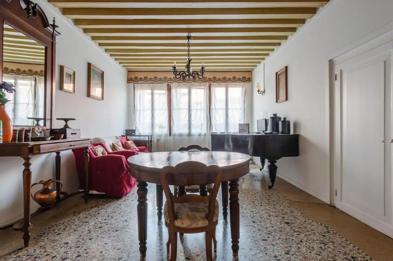 Lovely & Roomy Venetian Apartment X5! location