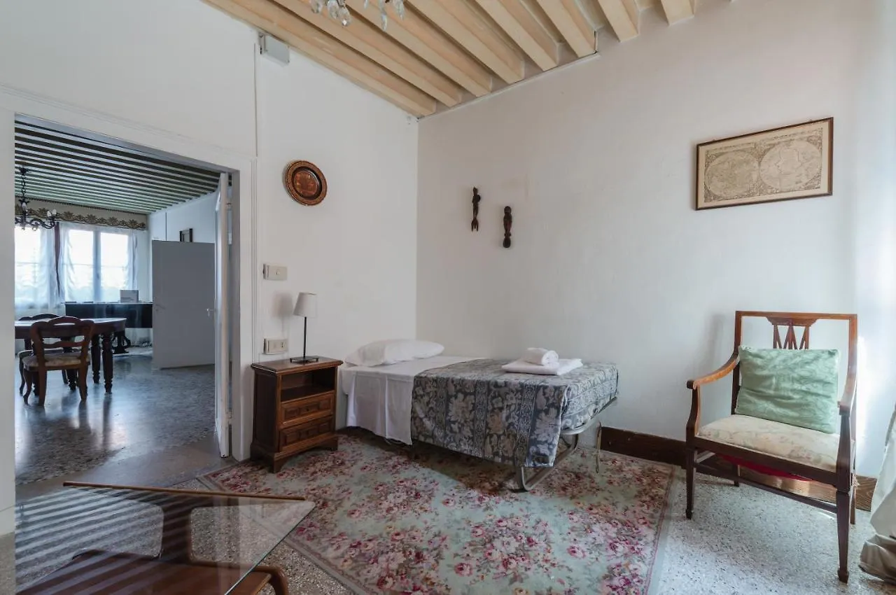 Lovely & Roomy Venetian Apartment X5!