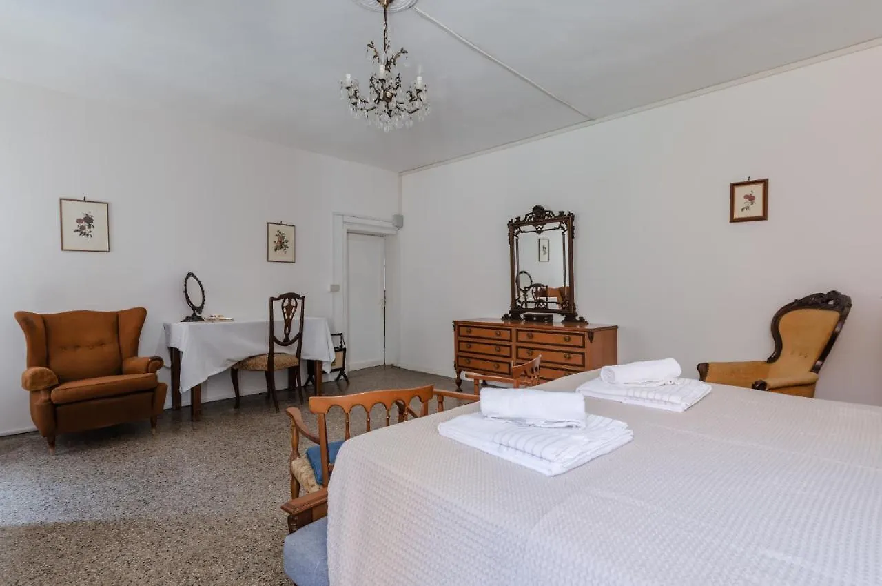 Lovely & Roomy Venetian Apartment X5!