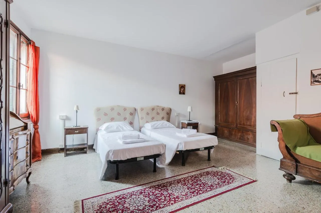 Lovely & Roomy Venetian Apartment X5!